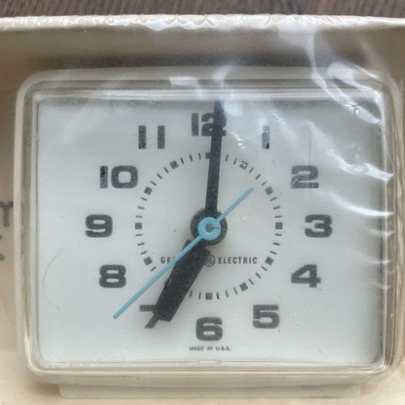 ***SOLD*** BNIB Vitage/Retro GE Electric Alarm Clock - Antique White - Picture 2 of 6